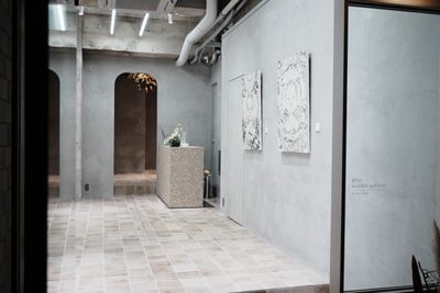 marble gallery 天高３.7メートルの洗練されたアートギャラリーの外観の写真