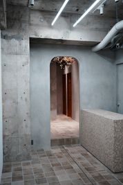 marble gallery 天高３.7メートルの洗練されたアートギャラリーの室内の写真