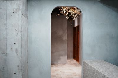 marble gallery 天高３.7メートルの洗練されたアートギャラリーの室内の写真