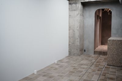 marble gallery 天高３.7メートルの洗練されたアートギャラリーの室内の写真