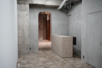 marble gallery 天高３.7メートルの洗練されたアートギャラリーの室内の写真