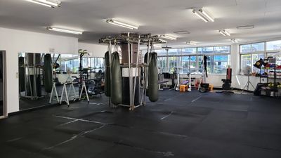 サンドバッグ４本、大きな鏡、開放感広々スペース - ライオットジム　キックボクシング＆フィットネスジム キックボクシング＆フィットネスジム  多目的スペースの室内の写真