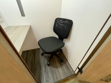 【椅子はキャスター付でブース内でも快適】 - TIME SHARING 渋谷神南 ブースAの室内の写真