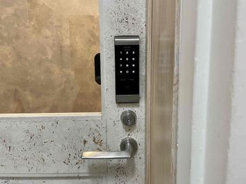 【共通扉には電子錠が設置されています。ご予約時にお伝えする暗証番号を入力し、解錠してお入りください】 - TIME SHARING 渋谷神南 ブースAの入口の写真