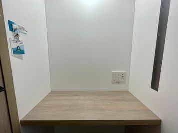 【ブース内の机は幅92cm×奥行40cmのPC作業にちょうど良いコンパクトサイズです】 - TIME SHARING 渋谷神南 ブースAの設備の写真