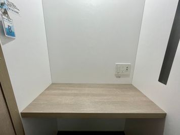 【ブース内の机は幅92cm×奥行40cmのPC作業にちょうど良いコンパクトサイズです】 - TIME SHARING 渋谷神南 ブースBの室内の写真