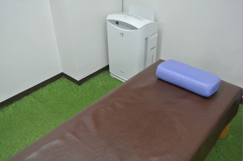施術ベッド - minoriba_清水四丁目店 レンタルサロンの室内の写真