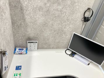 モニター、ヘッドセットはスペース内に設置済みです。 - PERSONAL SUITE 新橋 ＜BOOTH26＞半個室空間※音漏れ対策中※の室内の写真