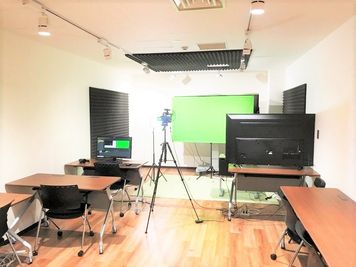 カメラ、ピンマイク、ディスプレイ、照明、収録用PCの使用が可能 - レンタルスペース＆撮影・配信スタジオ　LiLeaS（ライラス） LiLeaS（ライラス）RoomA（撮影／配信パック）の室内の写真