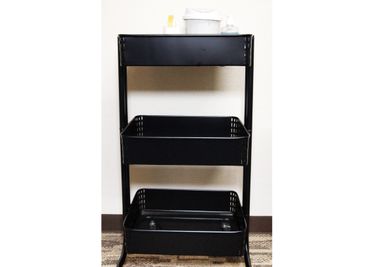 文具、ケーブルなどの備品はお部屋内のワゴンに収納してあります。 - サン名駅新幹線口 サン名駅新幹線口502号室の設備の写真