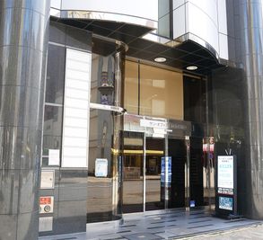 1Fのビル入り口です。入るとすぐに有人受付がございます。 - サン名駅新幹線口 サン名駅新幹線口502号室の入口の写真