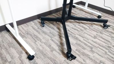 ホワイトボード、液晶モニタはキャスター付きのため
簡単に好きな位置に移動してご利用いただけます。 - サン名駅新幹線口 サン名駅新幹線口502号室の設備の写真