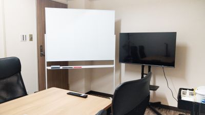 モニター・ホワイトボードも自由にお使いいただけます。 - サン名駅新幹線口 サン名駅新幹線口502号室の設備の写真