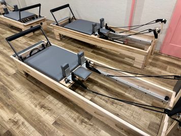 LALA PILATES 自由が丘スタジオ リフォーマーピラティススタジオの室内の写真