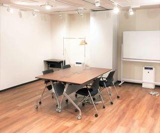 パーテーションを開放することでRoomCとDを一部屋としてご利用いただけます。 - レンタルスペース＆撮影・配信スタジオ　LiLeaS（ライラス） RoomC | 会議・研修で使えるスペース。撮影・配信にもの室内の写真
