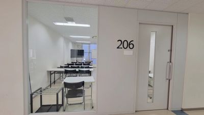 サム貸し会議室 206会議室【1名～24名】（２F）30平米の室内の写真