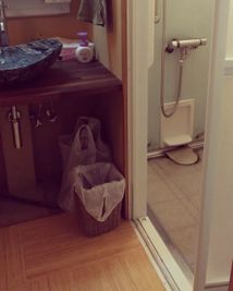 シャワー室、ドライヤーもございます。床は天然竹でとても気持ちがいいです。 - 貸スペース谷中にゃんとも レンタルスペース、レンタルサロンの設備の写真