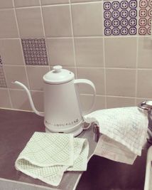 ミニキッチンは和柄のライル。電気ポット、冷蔵庫、電子レンジもございます。 - 貸スペース谷中にゃんとも レンタルスペース、レンタルサロンの設備の写真