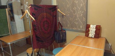 ハンガーラックにクロスをかければ、衝立として使えます（ハンガーラックは３つございます）。 - 貸スペース谷中にゃんとも レンタルスペース、レンタルサロンの室内の写真