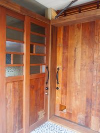 モザイクガラス、無垢材の扉で昭和レトロな雰囲気。壁は自然素材の左官壁 - 貸スペース谷中にゃんとも レンタルスペース、レンタルサロンの入口の写真