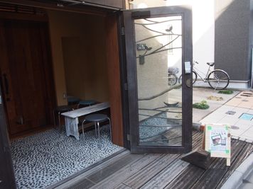 セッション、待合室、ご歓談などにも使える、広めの玄関ホール - 貸スペース谷中にゃんとも レンタルスペース、レンタルサロンの入口の写真