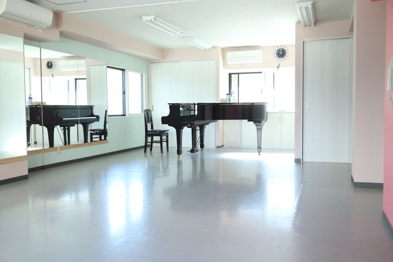 グランドピアノ設置・床はリノリウムです。 - ドリームスタジオ東陽町第二　スタジオA グランドピアノ設置・バレエバー・リノリウム・鏡のあるスタジオの室内の写真