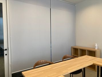 ロールカーテンを閉めて視線を遮ることも可能です。 - BONCHI（ボンチ） BONCHI4階会議室【NORTH】の室内の写真