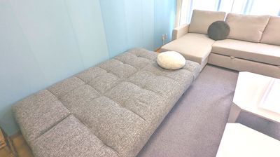 ソファーは広げて、横になることも可能 - SKY 渋谷の室内の写真