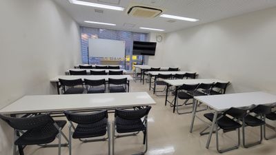 ✨《JR新大久保駅徒歩2分》30㎡【最大24名】控え室、会議、研修、セミナー、説明会など幅広い用途 - サム貸し会議室