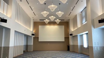 7mの天井高。300インチの大型スクリーン（有料） - 【リロの会議室】池袋 【リロの会議室】池袋　9階ホールの室内の写真