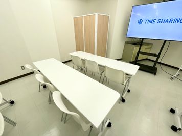 【会議室前方左側のパーテーションの先に、男女共用トイレがございます】 - TIME SHARING 神保町 樋谷ビル TIME SHARING 神保町 樋谷ビル5Aの設備の写真