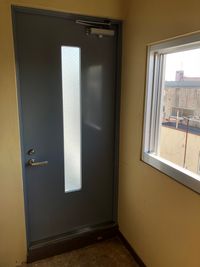 5階に行くと屋上へ出る扉があります！ - 〈ホワイトマンション〉屋上🏢完全個室✨Wi-Fi📶撮影📷 〈ホワイトビル〉屋上🏢完全個室✨Wi-Fi📶撮影📷料理🍳の入口の写真