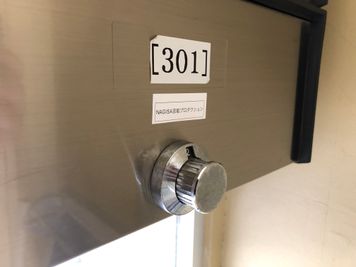 ポストのダイヤルを2番にすると開きます。鍵はこの中に！ - 〈ホワイトマンション〉屋上🏢完全個室✨Wi-Fi📶撮影📷 〈ホワイトビル〉屋上🏢完全個室✨Wi-Fi📶撮影📷料理🍳の入口の写真