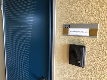 スペースの扉です。鍵を開けて入室ください！ - 〈ホワイトマンション〉屋上🏢完全個室✨Wi-Fi📶撮影📷 〈ホワイトビル〉屋上🏢完全個室✨Wi-Fi📶撮影📷料理🍳の室内の写真