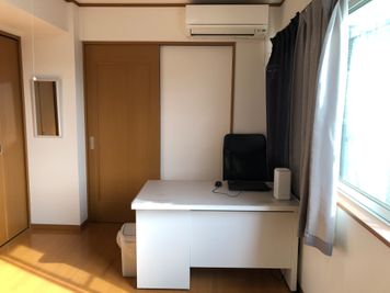 ミニマリストで清潔なスペースとなっております！ - 〈ホワイトマンション〉屋上🏢完全個室✨Wi-Fi📶撮影📷 〈ホワイトビル〉屋上🏢完全個室✨Wi-Fi📶撮影📷料理🍳の室内の写真