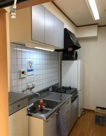キッチンになります。ガスコンロ、換気扇、冷蔵庫、電子レンジ、水道の利用可能です！ - 〈ホワイトマンション〉屋上🏢完全個室✨Wi-Fi📶撮影📷 〈ホワイトビル〉屋上🏢完全個室✨Wi-Fi📶撮影📷料理🍳の室内の写真