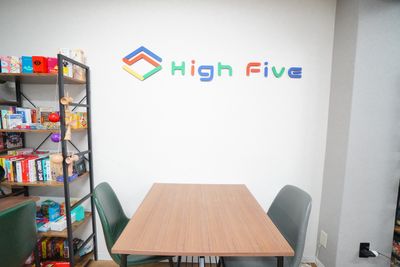 【レンタルスペースHigh Five】 レンタルスペースHigh Five　会議プランの室内の写真