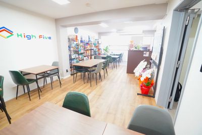 【レンタルスペースHigh Five】 レンタルスペースHigh Five　会議プランの室内の写真