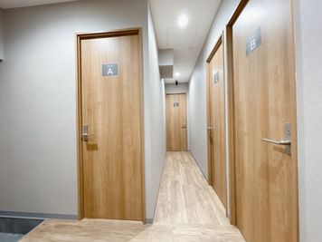 通路 - STUDIO ZERO 町田ターミナル口店 Studio A - ネイビー: 定員4名の室内の写真