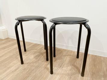 丸椅子 x 2 - STUDIO ZERO 町田ターミナル口店 Studio A - ネイビー: 定員4名の設備の写真