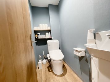 お手洗い（ウォシュレット完備） - STUDIO ZERO 町田ターミナル口店 Studio A - ネイビー: 定員4名の室内の写真
