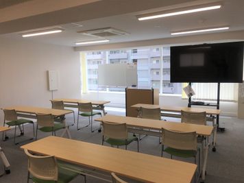 75インチの大型モニター＆マイク付き - 【リロの会議室】錦糸町 【リロの会議室】錦糸町　５階会議室の室内の写真