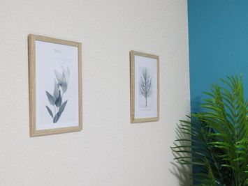 白い壁に絵の飾りもございます - 会議室ブルーオーシャン ブルーオーシャン ～ 駅近 & 安価 & 多目的～の設備の写真