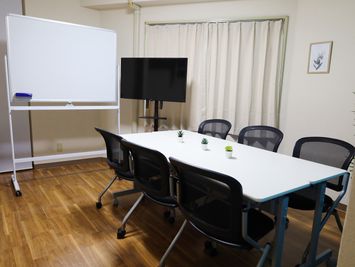 画面投影用のディスプレイ、ホワイトボードがあり、web会議（マイク、カメラ）はもちろん、複数人での会議に最適です - 会議室ブルーオーシャン ブルーオーシャン ～ 駅近 & 安価 & 多目的～の室内の写真