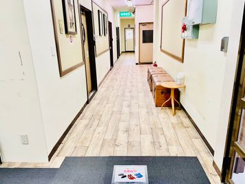 店舗廊下（待合） - UraraStudio千葉【京成大久保店】 第1スタジオの室内の写真
