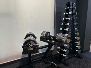 可変式ダンベルは1kg刻みで32kgまでお使いいただけます！32kg×2　ダンベルセットもございます - 【阪神西宮駅徒歩4分】レンタルジム＆スペースENEFIT西宮 レンタルジム＆スペース ENE FIT 西宮の設備の写真