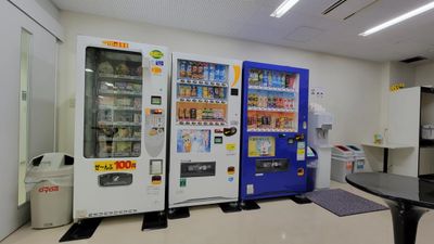 １Fの自販機コーナー - サム貸し会議室 203会議室【1名～24名】（２F）30平米の設備の写真