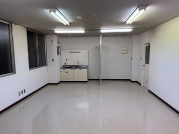 会議机を折りたたんだ場合の室内 - 熊本水道町ミーティングスペース 貸し会議室・レンタルスペース（セミナー・商談・リモート・面接）の室内の写真
