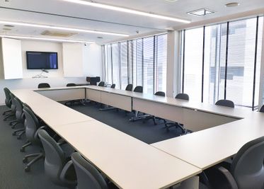 観音扉の中にモニターが収納 - Kashiwa grand Annex  Kashiwa grand Annex 貸会議室１・２の室内の写真