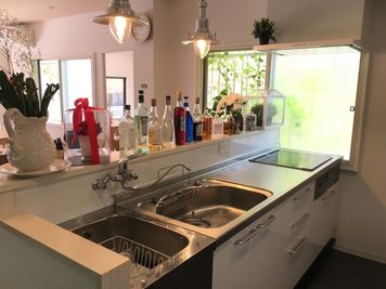 キッチンは、シンク２つ
IH　３口
高さは、９０センチなので、男性使用しやすい。 - 新大阪　ここから１００ 多目的コミニティスペースの設備の写真